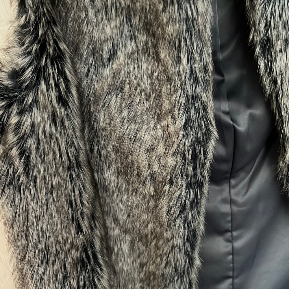 Banana republic faux fur vest. Size XS. - Picture 4 of 4